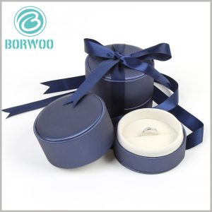 Blue imitation leather tube boxes for rings packaging.The inside of the small cylinder package is decorated with white natural goose down cloth, which can protect jewelry products.
