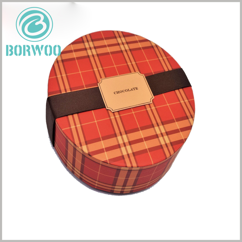 Custom Large round cardboard boxes for chocolates.Print the packaged pattern into a tartan fabric to create a classic product image.