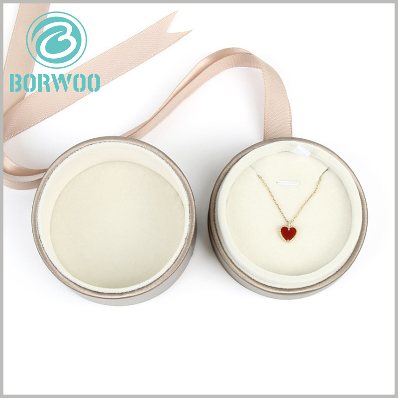 Custom imitation leather tube packaging for necklaces boxes.Fashionable product packaging is very important for the sales of jewelry. White natural goose down cloth can be laminated on the inside of the paper tube to improve the packaging aesthetics.