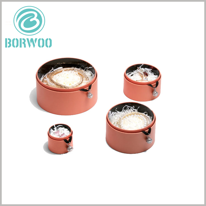 Orange paper tube packaging for jewelry boxes. There are white decorative shredded paper inside the jewelry gift box, which can protect the jewelry and make the inside of the package beautiful.Orange paper tube packaging for jewelry boxes. There are white decorative shredded paper inside the jewelry gift box, which can protect the jewelry and make the inside of the package beautiful.