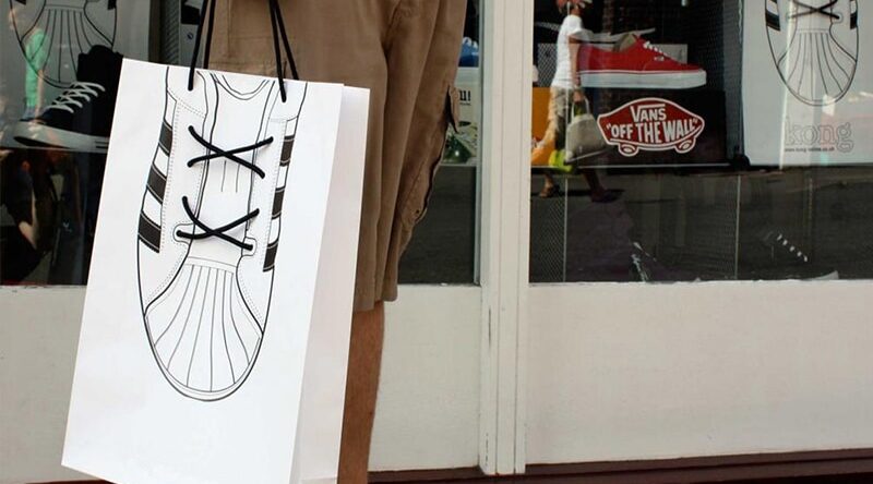 Creative Shoes shopping bag, just like holding a pair of shoes by holding a shoelace, full of realism