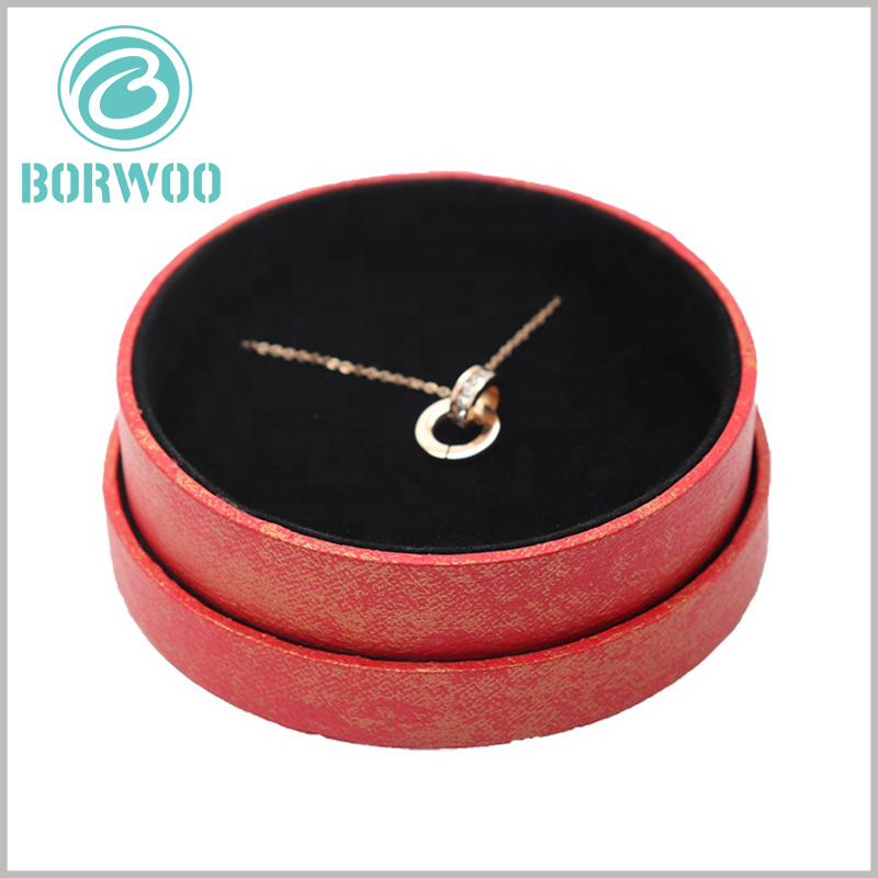 high-end red cardboard round boxes for necklace packaging.The outer layer of the cardboard tube is coated with bronzing and printed paper, which improves the visual experience of the packaging.