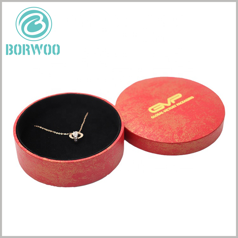 high-end red cardboard round boxes with insert for necklace packaging.The paper tube is used for necklace packaging, and its diameter is relatively small. It can be embedded in flocking cardboard after being surrounded by the necklace.