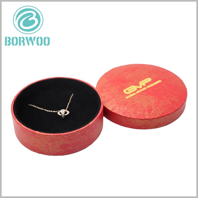 high-end red cardboard round boxes with insert for necklace packaging.The paper tube is used for necklace packaging, and its diameter is relatively small. It can be embedded in flocking cardboard after being surrounded by the necklace.